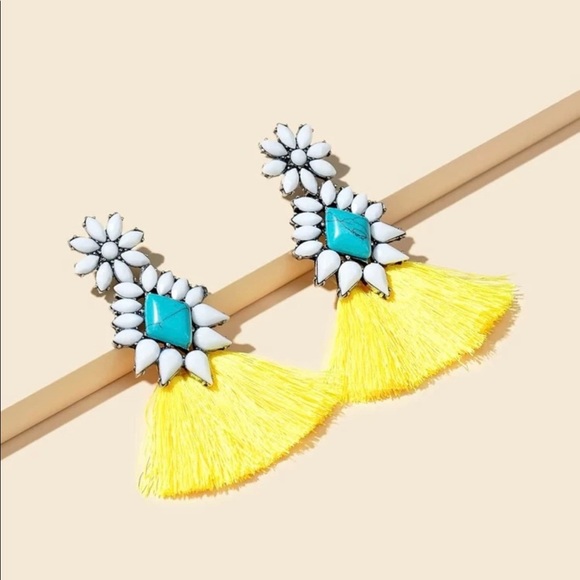 Vacation Vibe Tassel Earrings - Picture 4 of 5